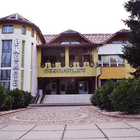 Golden Palace Dubove Zewnętrze zdjęcie
